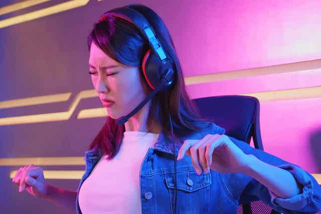 Gamer met een pijnlijke rug