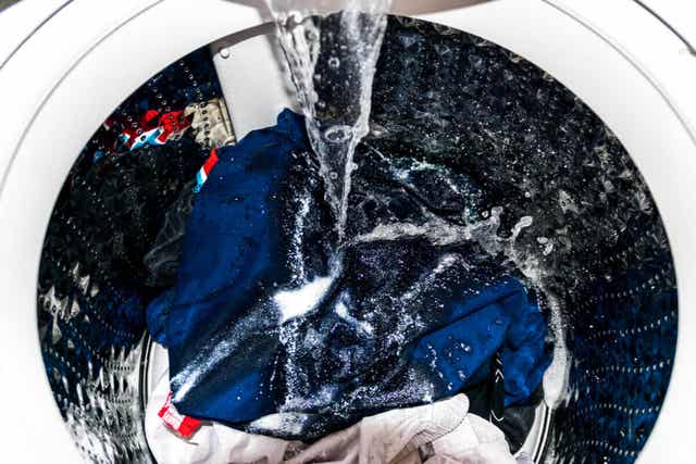 Wasmachine draait een was