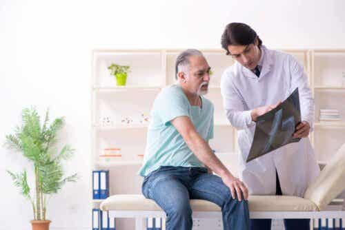 Een arts met een patiënt