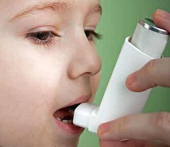 Een kind met een inhalator