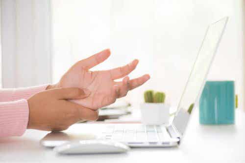 Iemand wrijft over zijn of haar pols