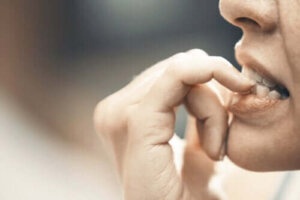 Dwangmatig nagelbijten en de mondgezondheid