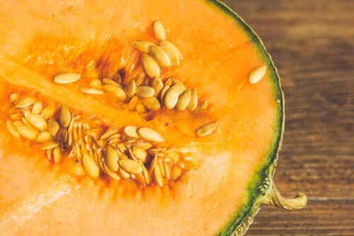 Een gehalveerde cantaloupe