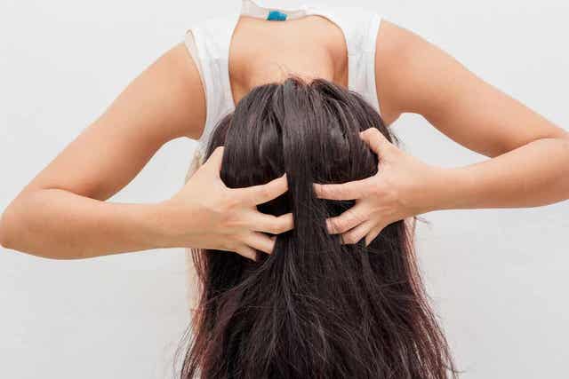Masseer je haar met een speciale shampoo tegen roos
