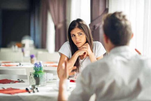 Een man en een vrouw zitten tegenover elkaar in een restaurant