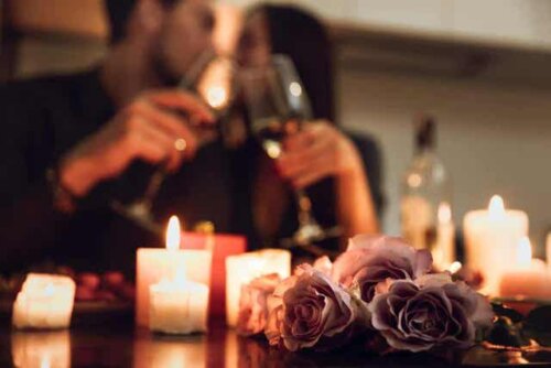 Een romantisch avondje met wijn en kaarsen