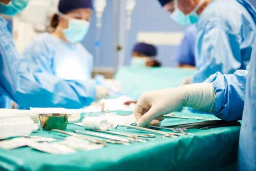Chirurgen met chirurgische instrumenten in de operatiekamer
