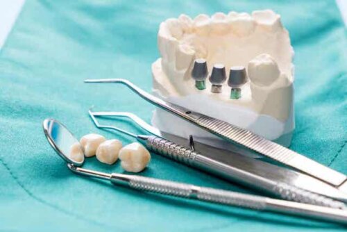 Tandheelkundige instrumenten en een model van een gebit