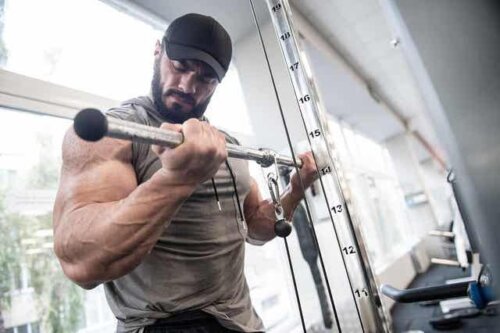 Een bodybuilder heft gewichten