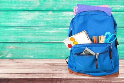 Een blauwe rugzak met schoolspullen erin