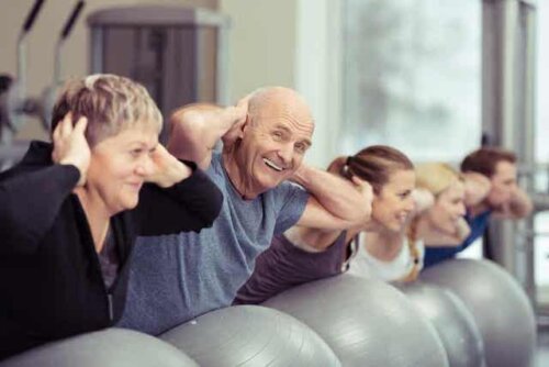 Een ouder echtpaar neemt deel aan een fitnessles