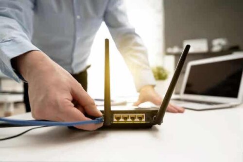 Een router met verschillende kabels