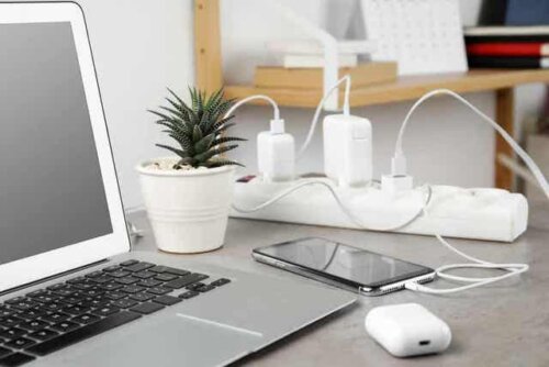 Kabels naast een laptop op een bureau