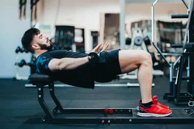 De glute bridge met een bankje