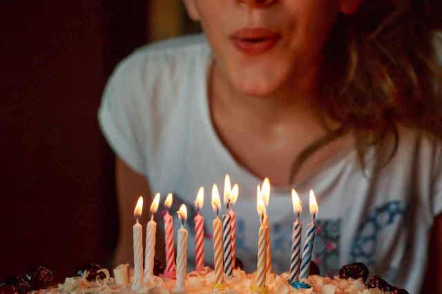 De kaarsjes uitblazen op een verjaardag valt ook onder therapeutische rituelen