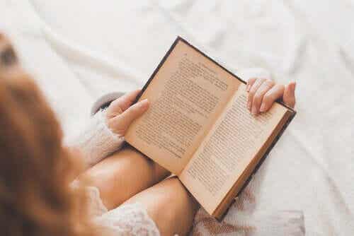 Vrouw die een boek leest