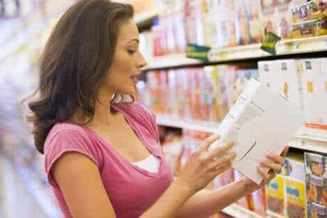 vrouw leest etiket
