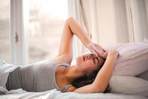 Een vrouw wordt wakker en rekt zich uit