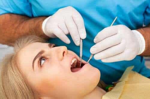 Manieren om je mond te verzorgen na een tandextractie