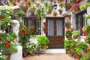 Hoe kun je een patio in Andalusische stijl versieren