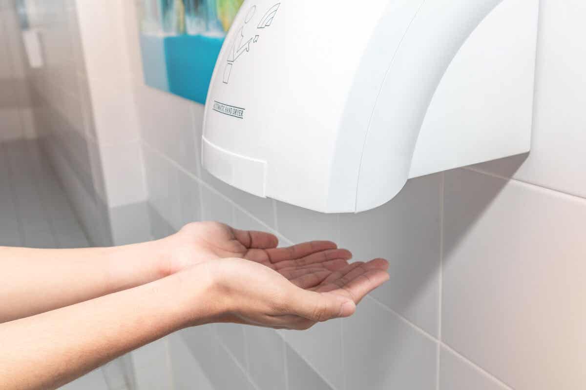 Handdroger in een openbare ruimte