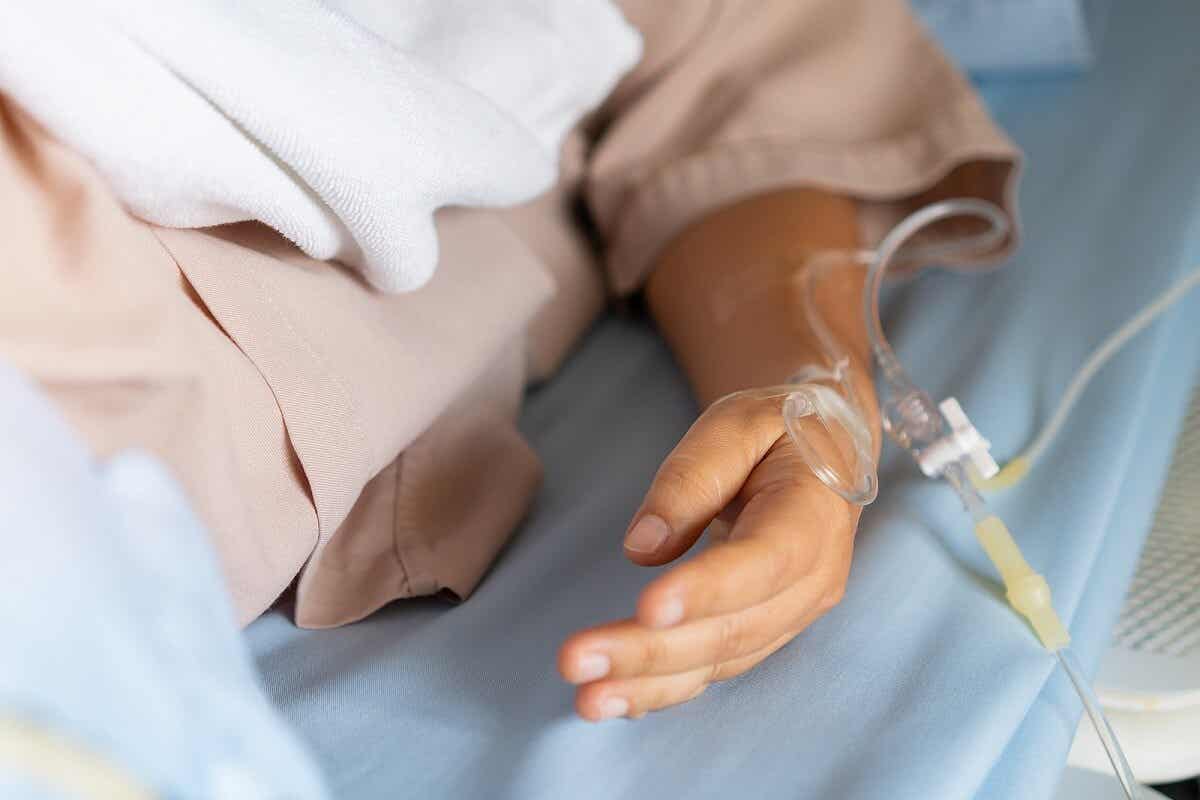 Hand met een infuus