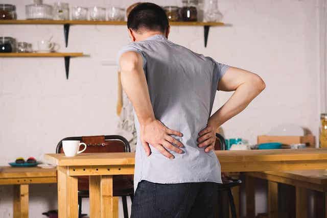 Man houdt pijnlijke rug vast