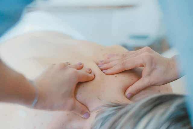 Masseur masseert spieren los