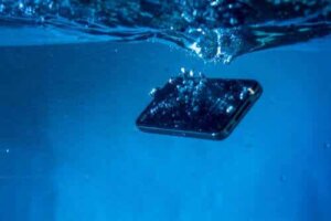 5 trucs om een natte mobiele telefoon te redden
