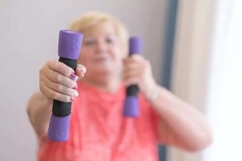 Oudere vrouw traint met gewichten