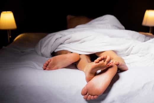 Voeten steken onder de dekens uit