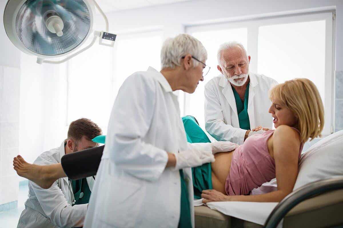 Vrouw bevalt in het ziekenhuis