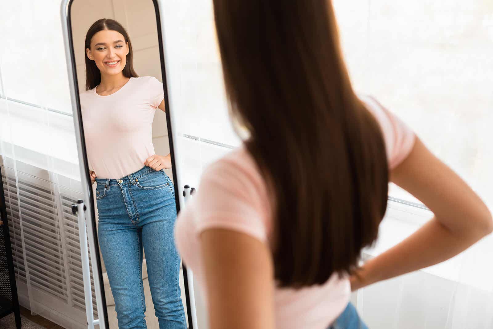 Vrouw die blij is met zichzelf