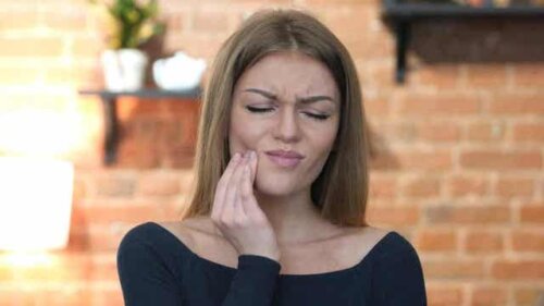 Vrouw trekt een pijnlijk gezicht