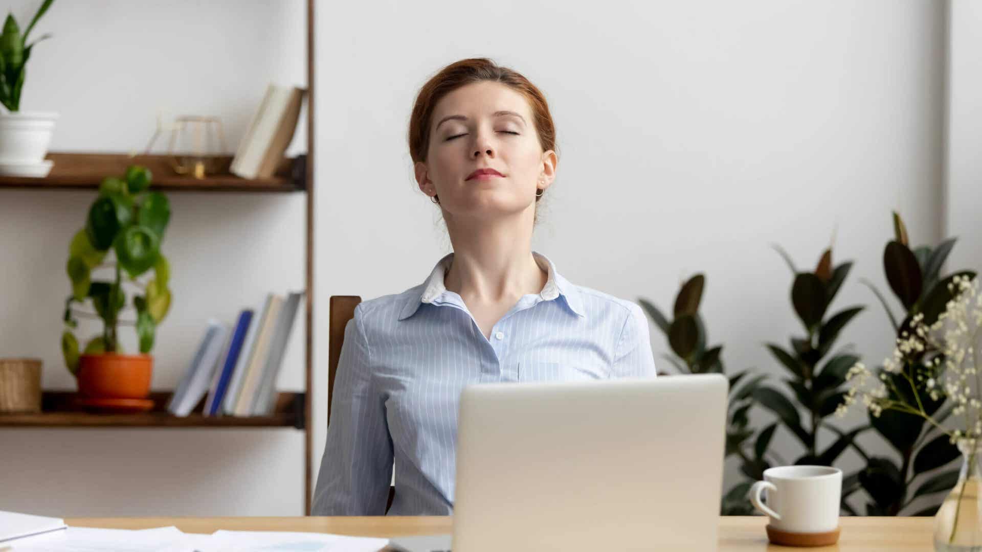 Vrouw ontspant haar ogen