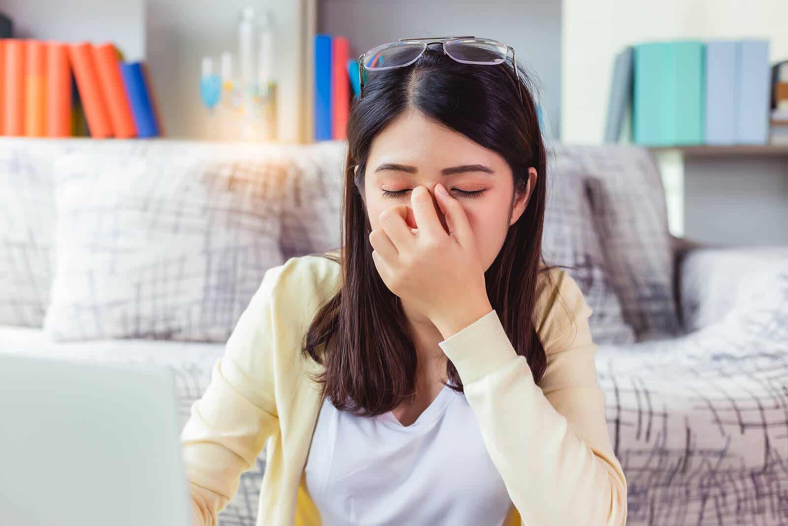 Vrouw met vermoeide ogen