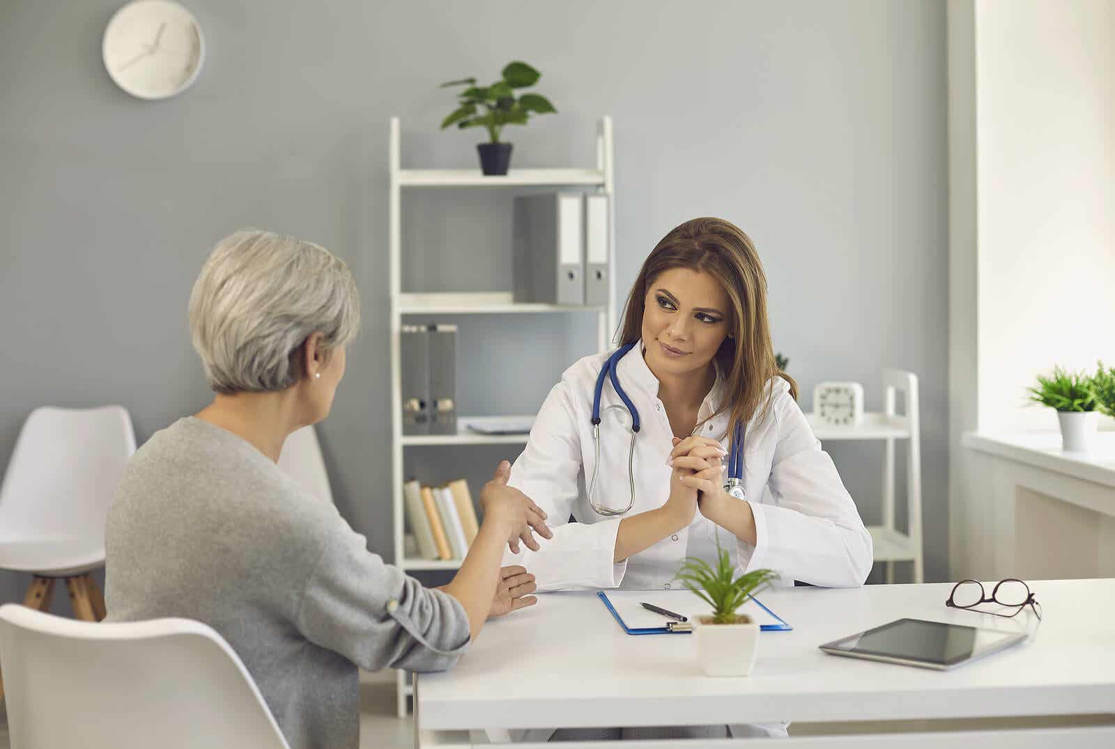 Arts en een vrouw in gesprek