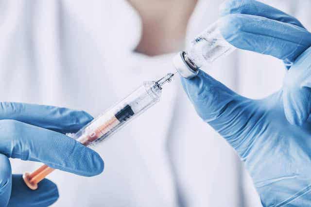 Arts maakt vaccinatie klaar