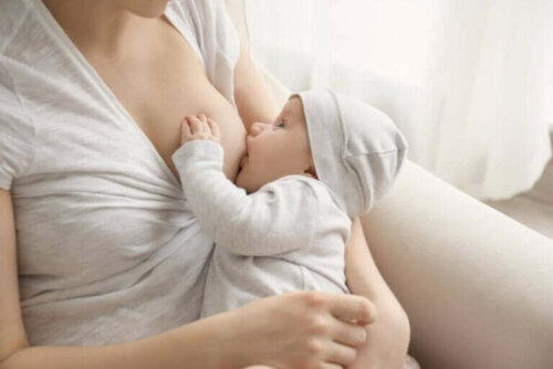 Een baby die borstvoeding krijgt