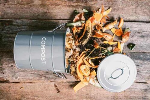 Een gekantelde emmer met compost