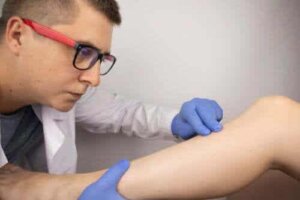 Een botkneuzing: oorzaken, symptomen en behandeling