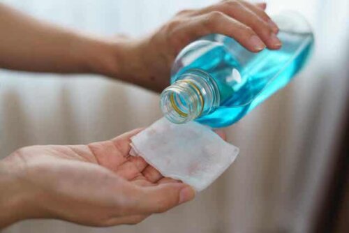 Alcohol of ammonia om het oppervlak schoon te maken