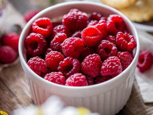 Een kommetje met verse frambozen