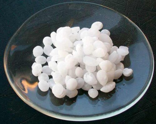 Klontjes bijtende soda