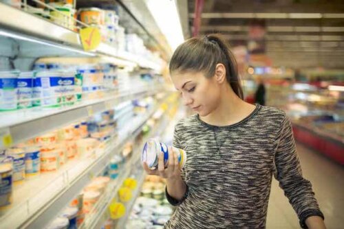 Een vrouw in de supermarkt