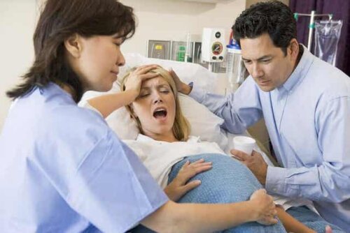 Een vrouw is aan het bevallen in het ziekenhuis