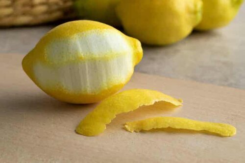 Een citroenschil en een geschilde citroen
