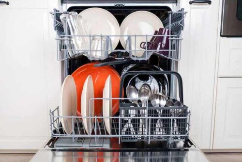 Een vaatwasmachine met schone afwas erin
