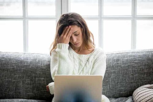 Een vrouw kijkt op een computer