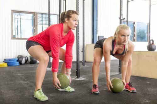 Oefeningen met een medicijnbal zijn ook heel goed